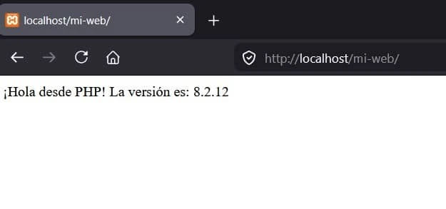 Navegador mostrando el texto Hola desde PHP con el número de versión 8.2.x